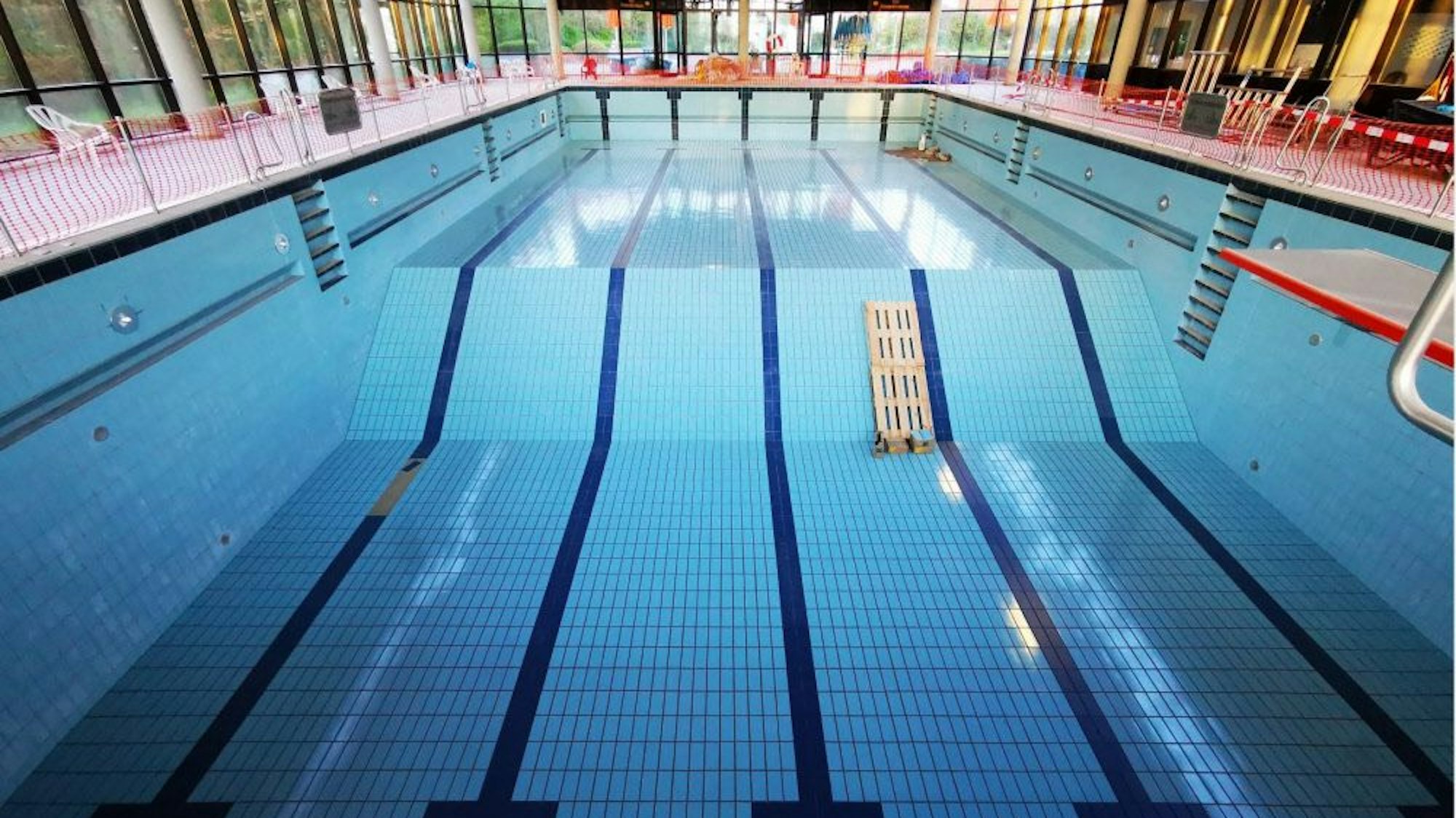 Auf dem Bild ist das Schwimmerbecken des Hallenbads in Frechen zu sehen.