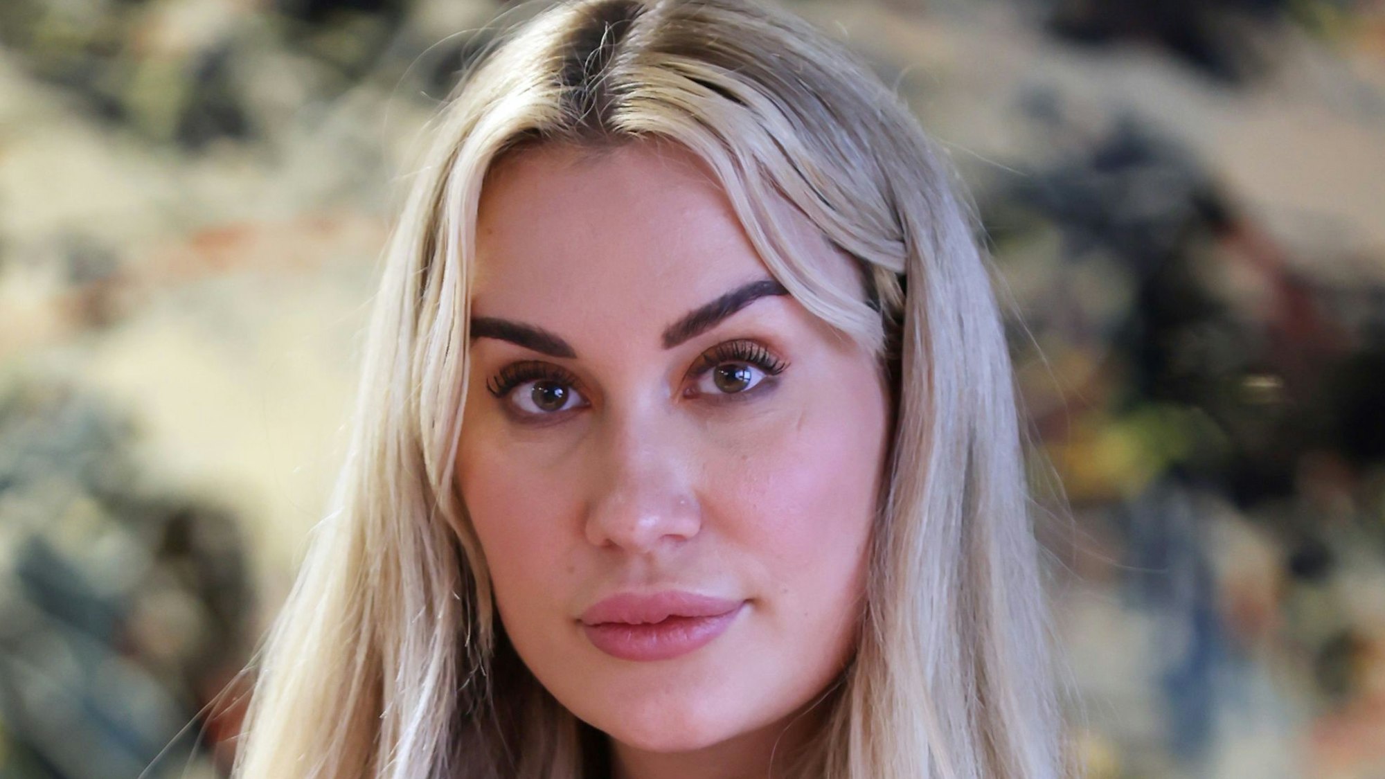 Sarah Bora schreibt in ihrem neuen Buch „Kämpferin. Wie ein Mann mir mein Leben nahm und ich es mir zurückholte“ über Gewalt-Erfahrungen in ihrer Ex-Beziehung.