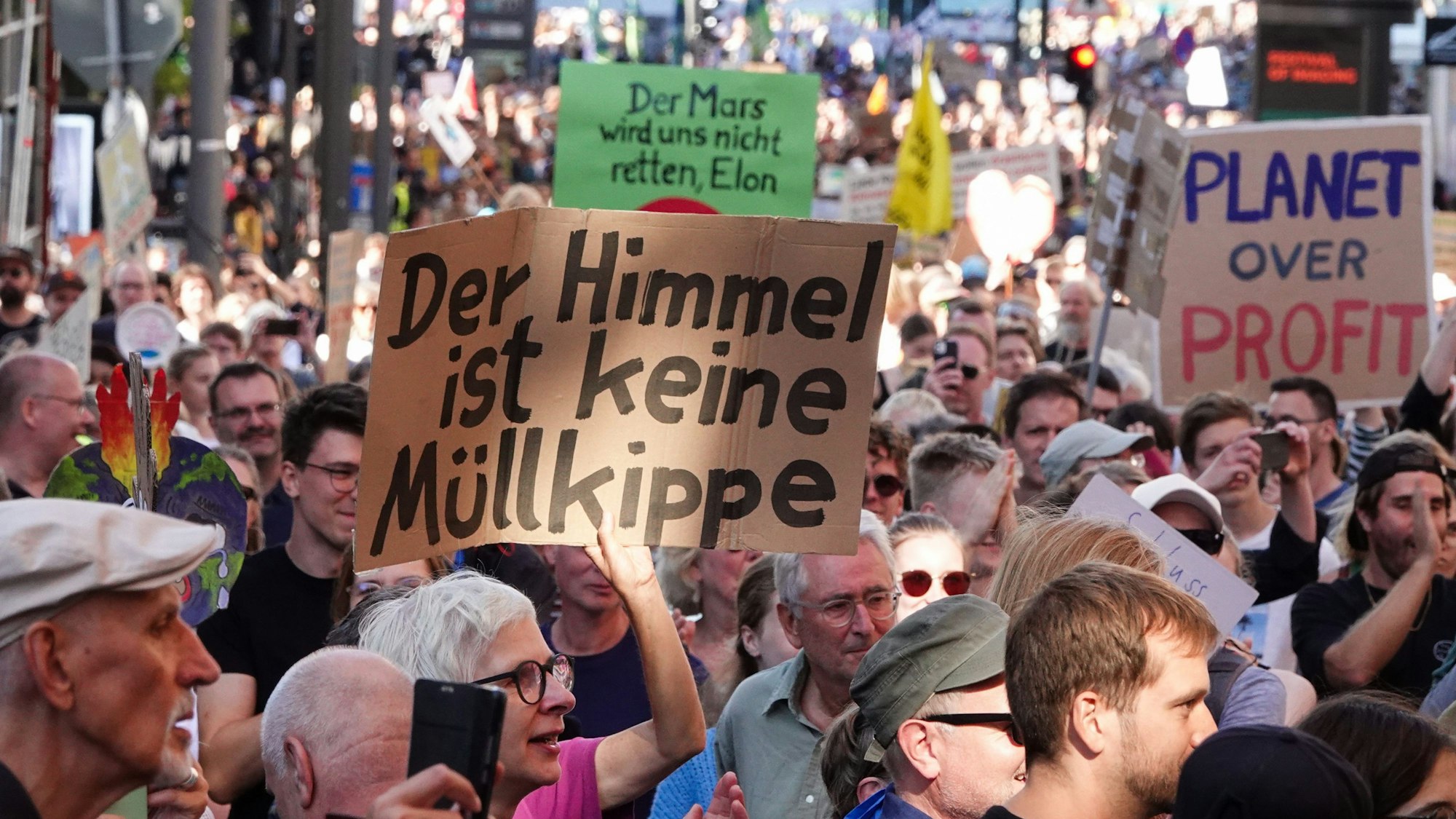 "Der Himmel ist keine Müllkippe" steht im September auf einem Pappschild bei einem Protestzug von Fridays for Future durch die Hamburger Innenstadt.