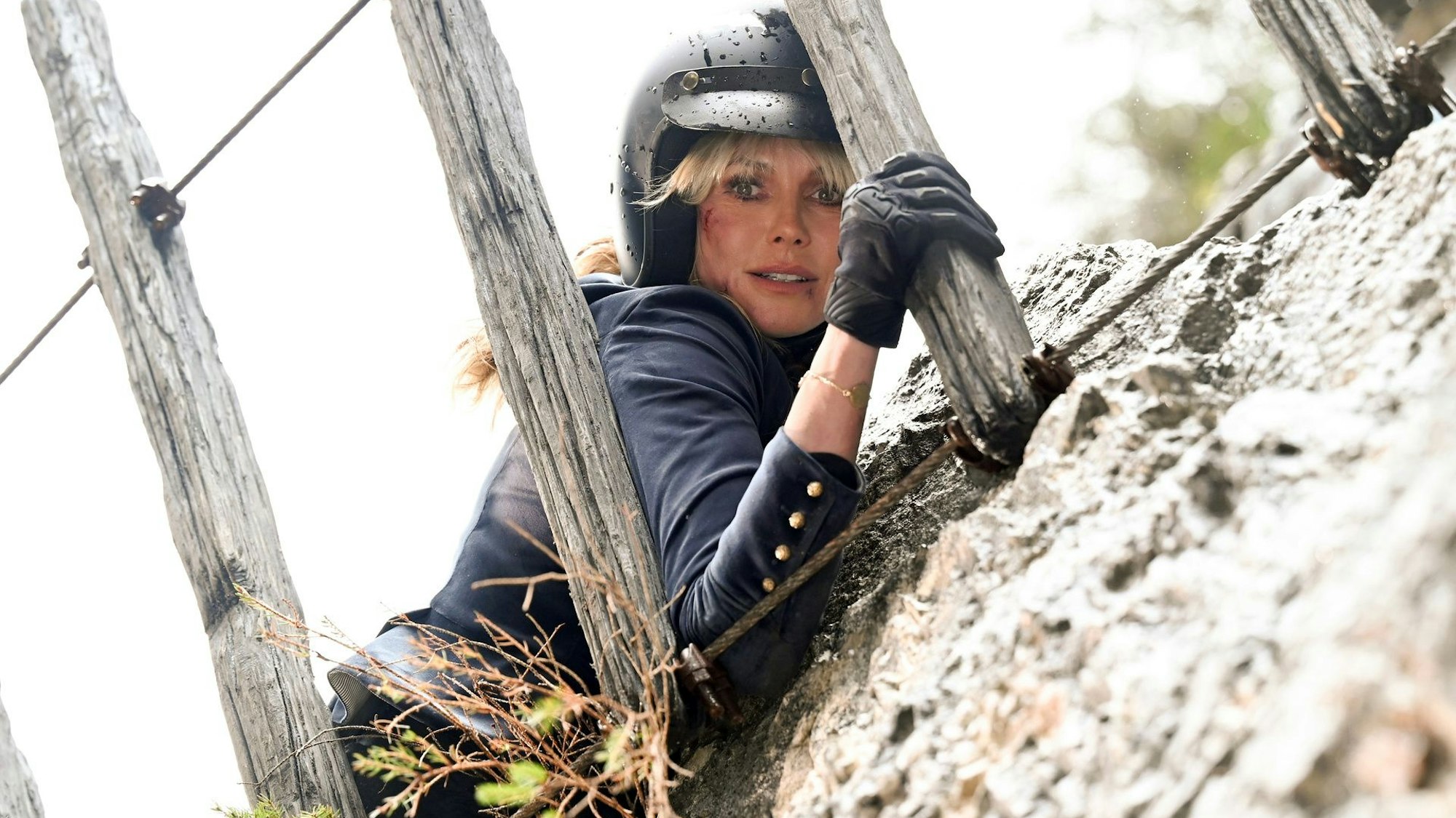 Isabell Klett (Heidi Klum) droht abzustürzen.