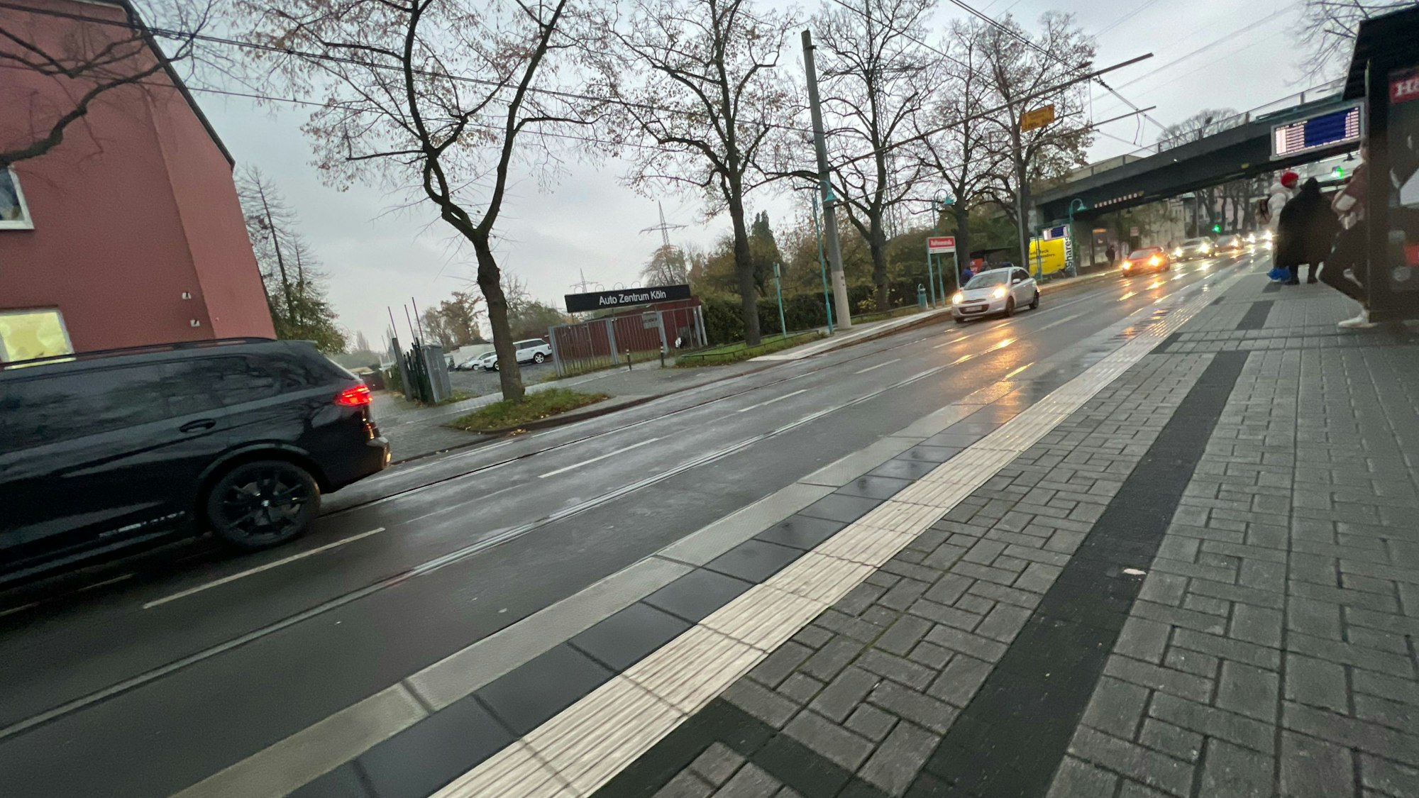 Auf der Fläche an der Siegburger Straße in Poll kann sich die SPD in der Bezirksvertretung Porz einen Supermarkt vorstellen.