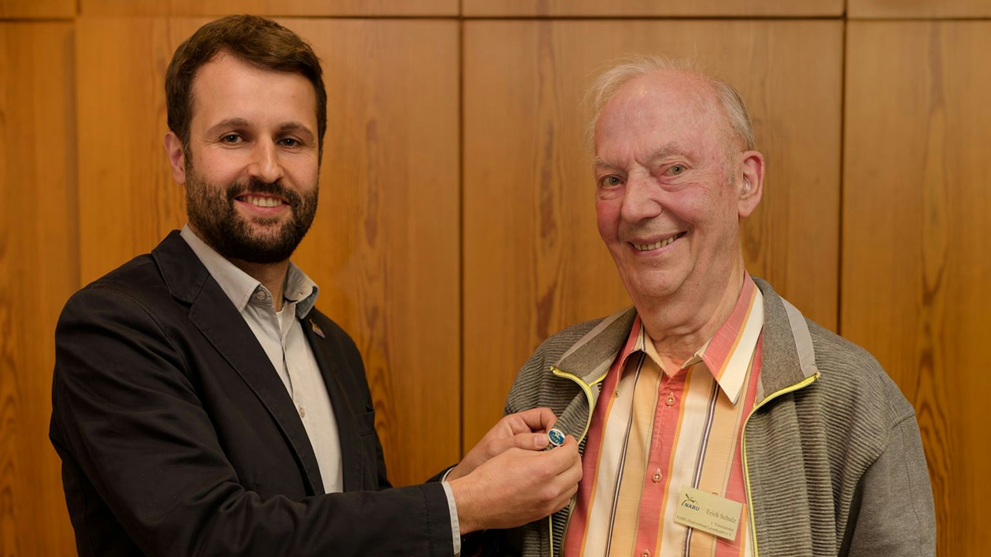 Der Landesgeschäftsführer des NABU-NRW Jonas Krause-Heiber ehrte den langjährigen Leverkusener Vorsitzenden Erich Schulz (r.).