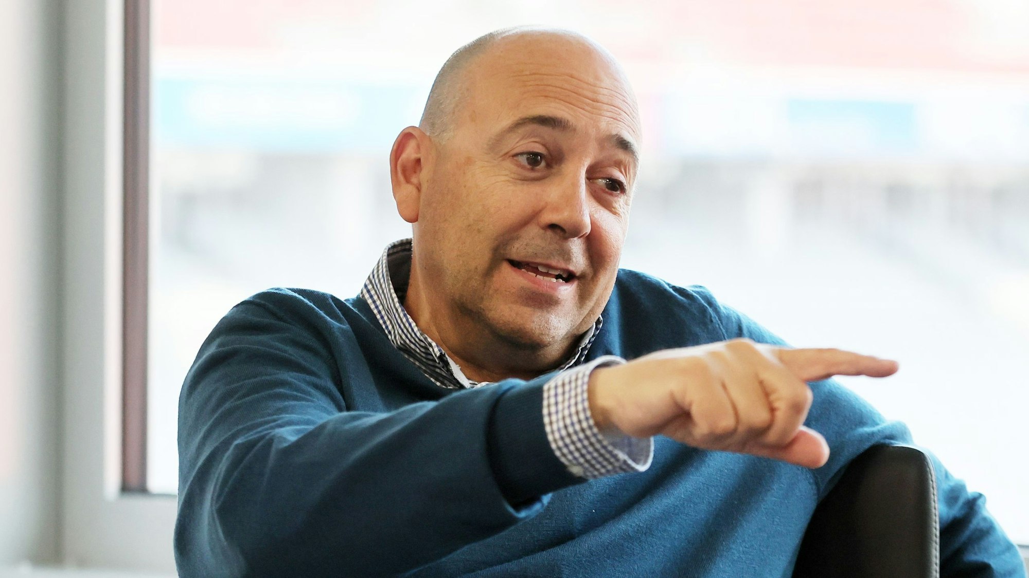 In den Räumen der BayArena: Bayer-04-Geschäftsführer Fernando Carro.