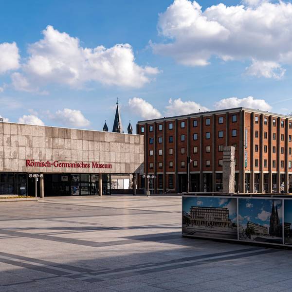 Der Roncalliplatz in Köln neben dem Dom