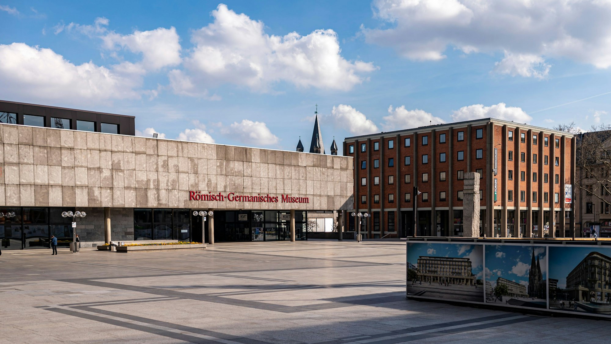 Der Roncalliplatz in Köln neben dem Dom