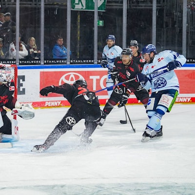 Eishockey Penny-DEL 21.Spieltag Kölner Haie - Straubing Tigers am 24.11.2023 in der Lanxess Arena in Köln Tyler Sheehy Straubing , rechts außen - erzielt den Treffer zum 0:2