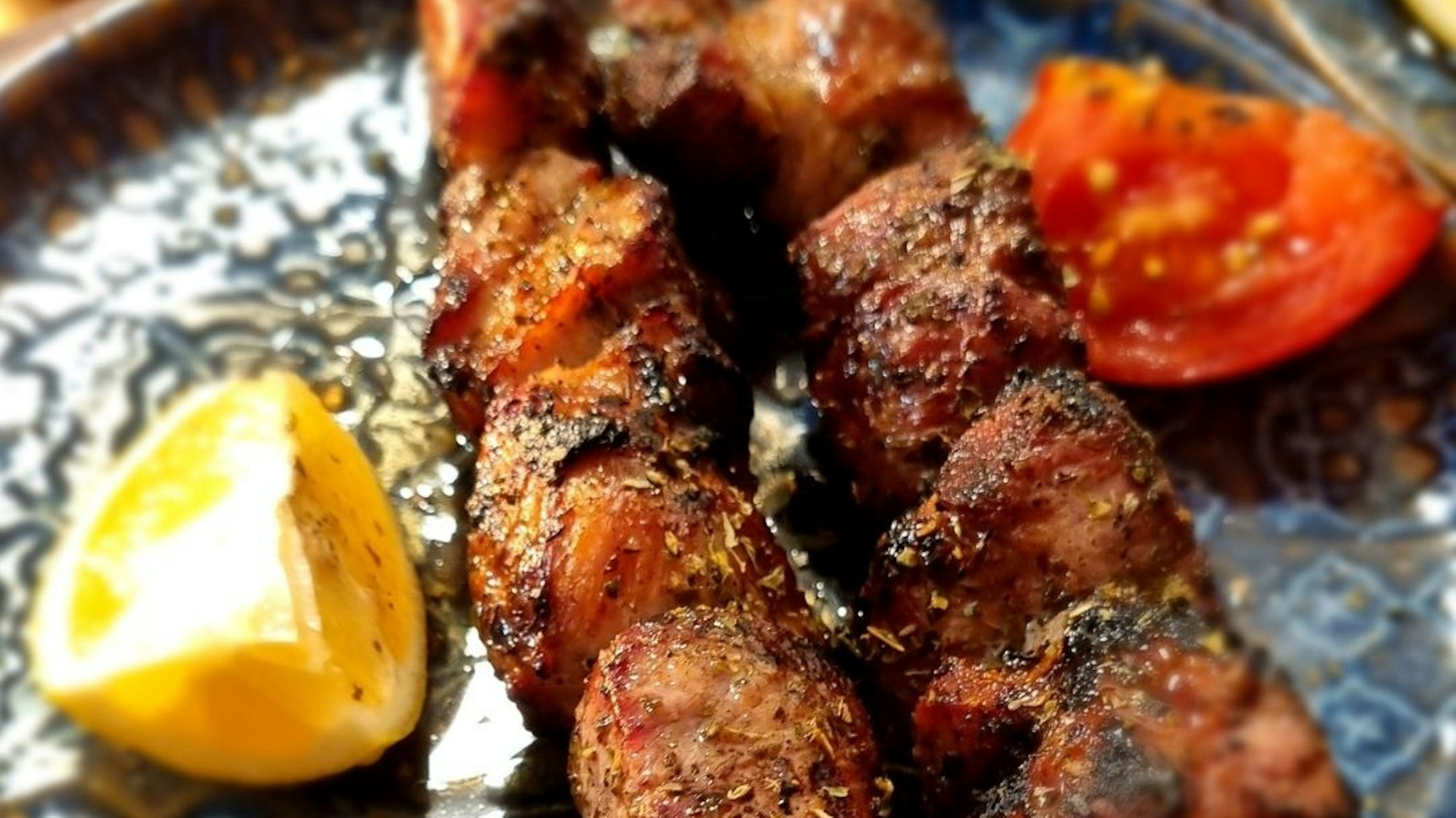 Auf einem Teller liegt Fleisch