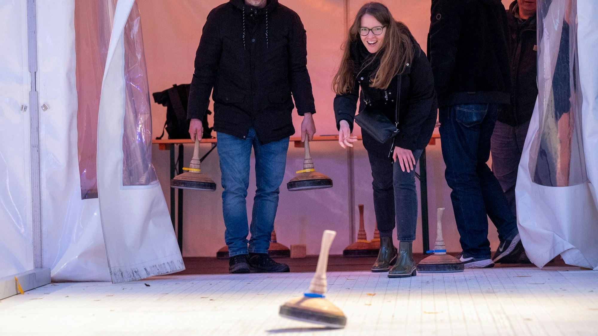 Zu sehen sind Menschen beim Eisstockschießen auf dem Ebertplatz