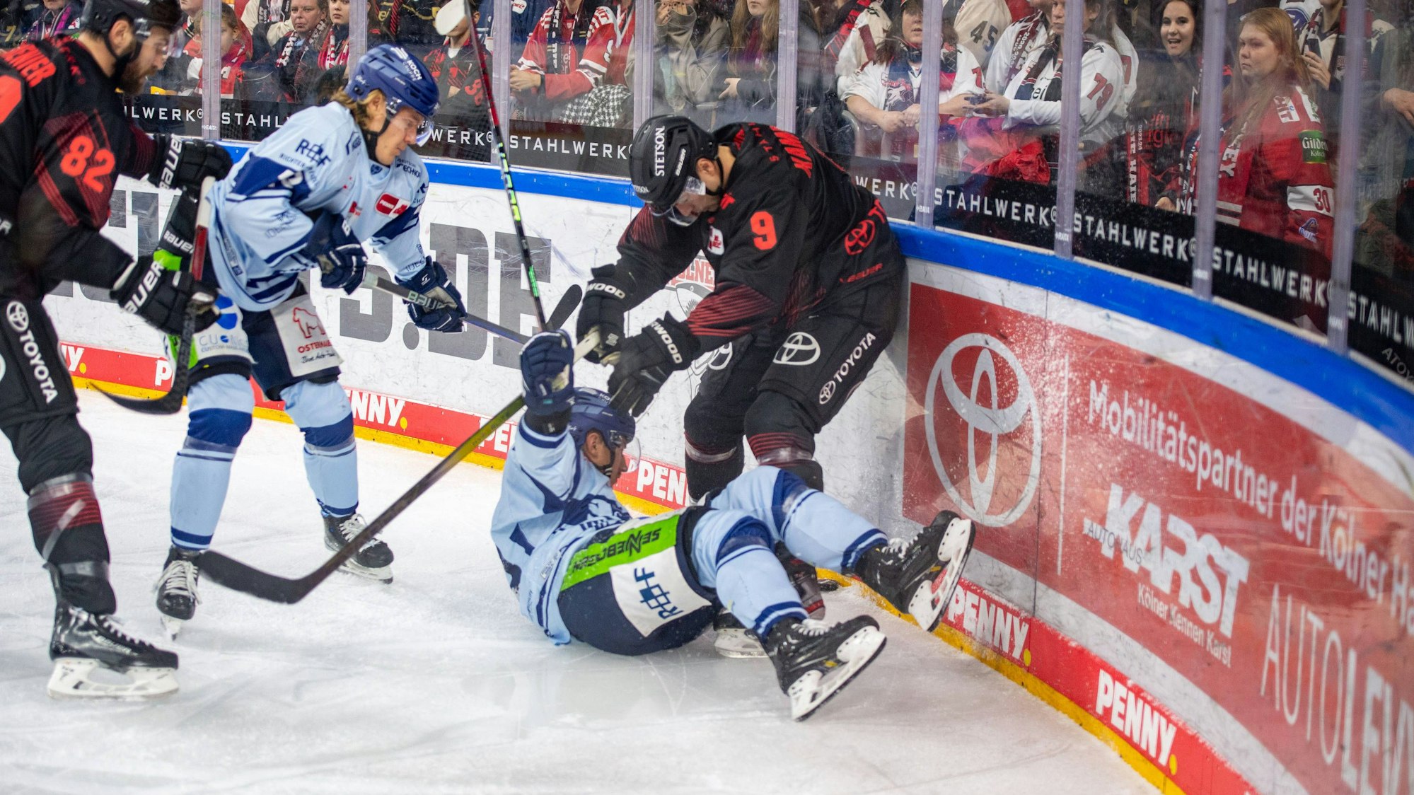 Ein umkämpftes Spiel: Der Kölner Maximilian Kammerer im Zweikampf.