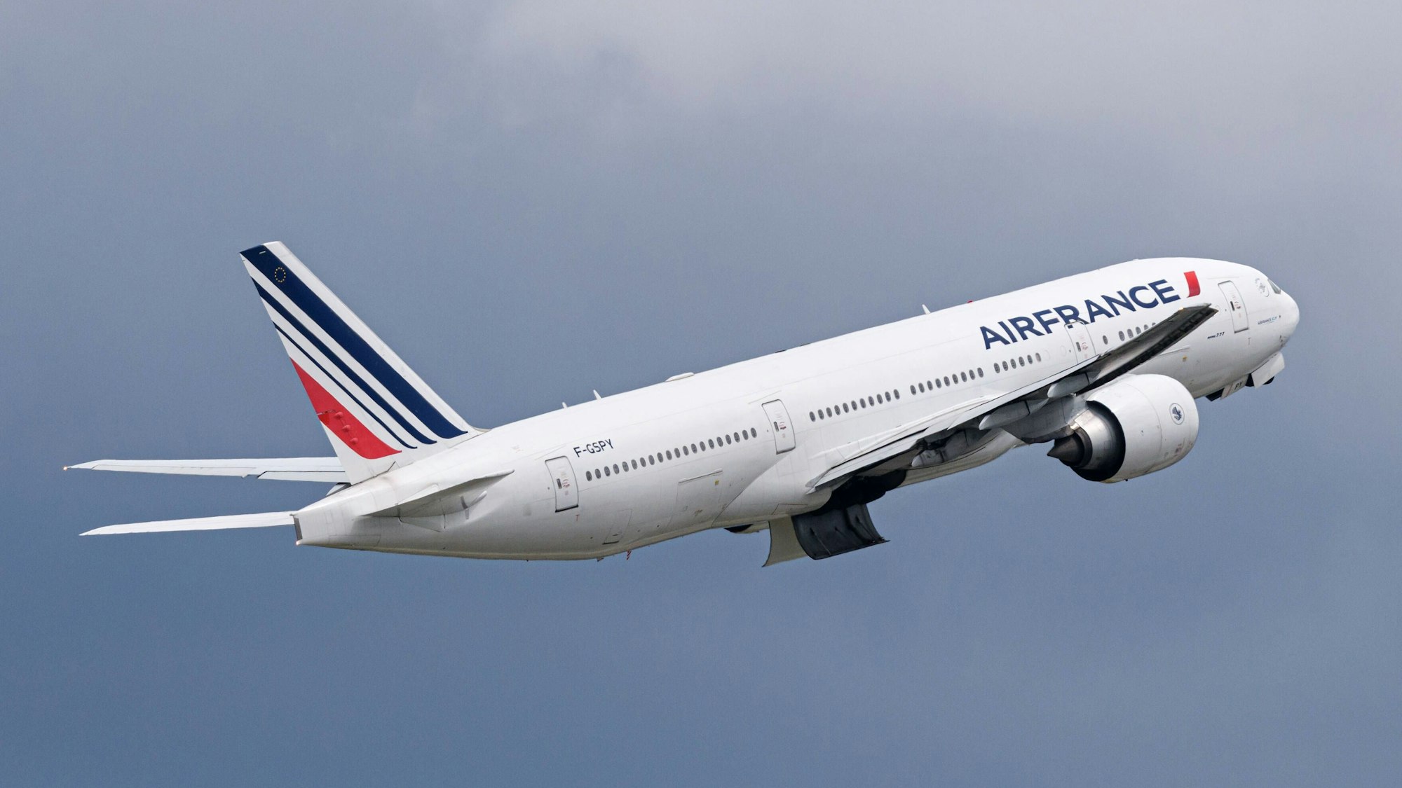 Eine Boeing 777 der französischen Fluggesellschaft Air France im Landenanflug während eines Unwetters. (Symbolbild)
