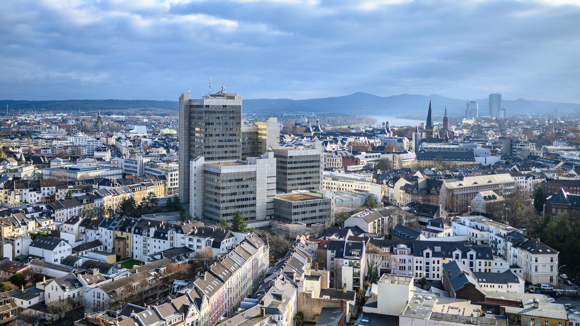 Ein Blick auf die Stadt Bonn, das Stadthaus steht im Mittelpunkt. (Symbolbild)