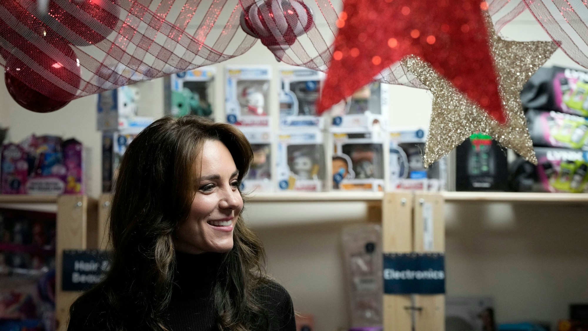 Prinzessin Kate in einer Weihnachtsdeko.