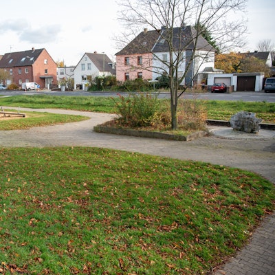 Blick auf die aktuellen Grünflächen des Parks, im Hintergrund die Wohnhäuser am Frankengraben.