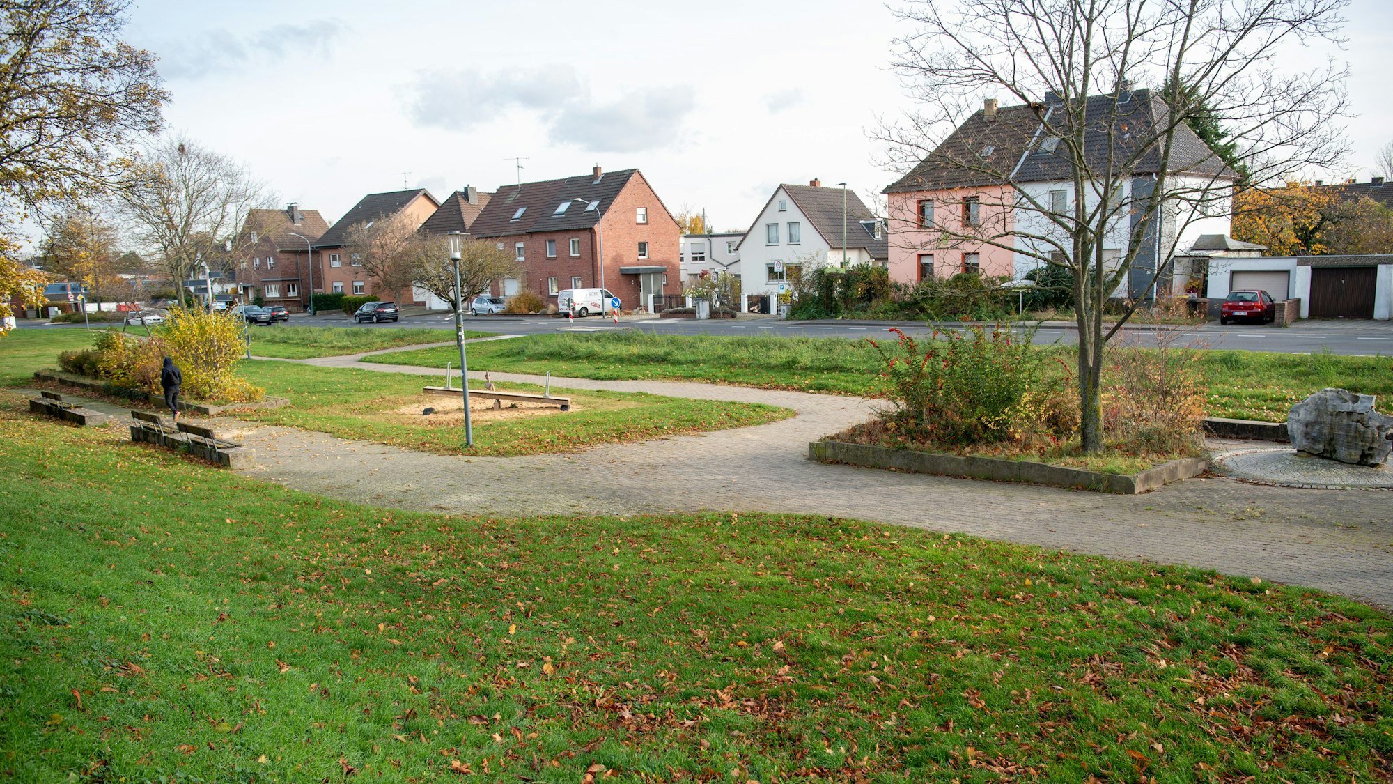 Blick auf die aktuellen Grünflächen des Parks, im Hintergrund die Wohnhäuser am Frankengraben.