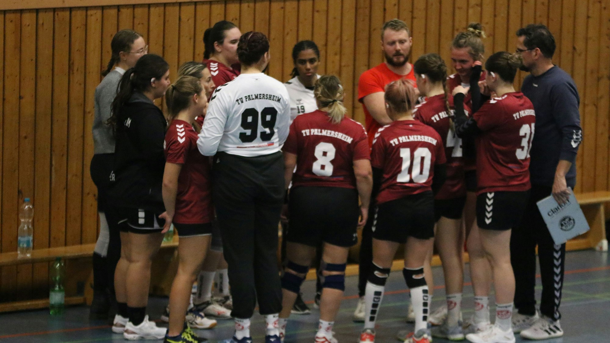 Das Bild zeigt das Team des TVP in einem Halbkreis. Es hört den Trainern zu.