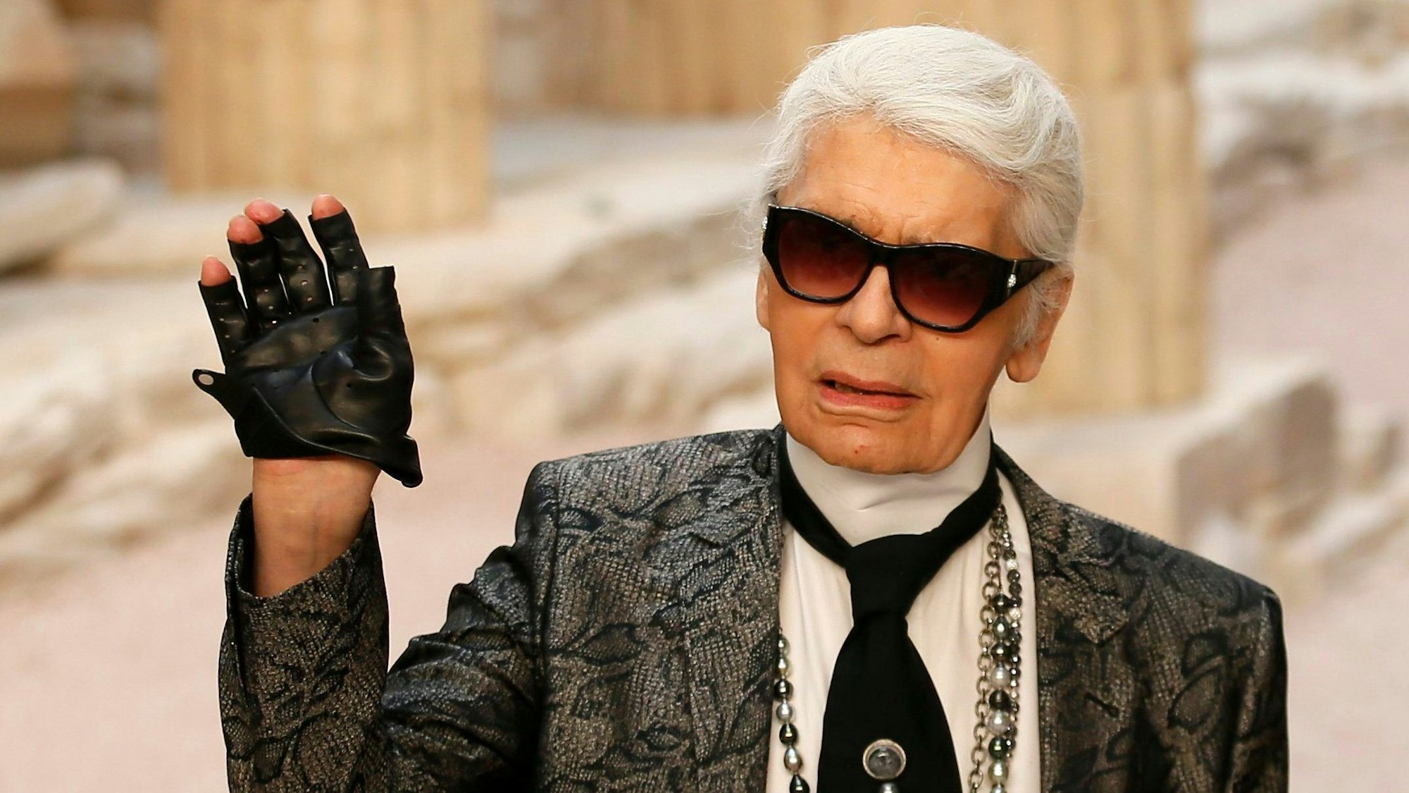 Der Modedesigner Karl Lagerfeld, aufgenommen bei der Präsentation einer Chanel-Damen-Kollektion.
