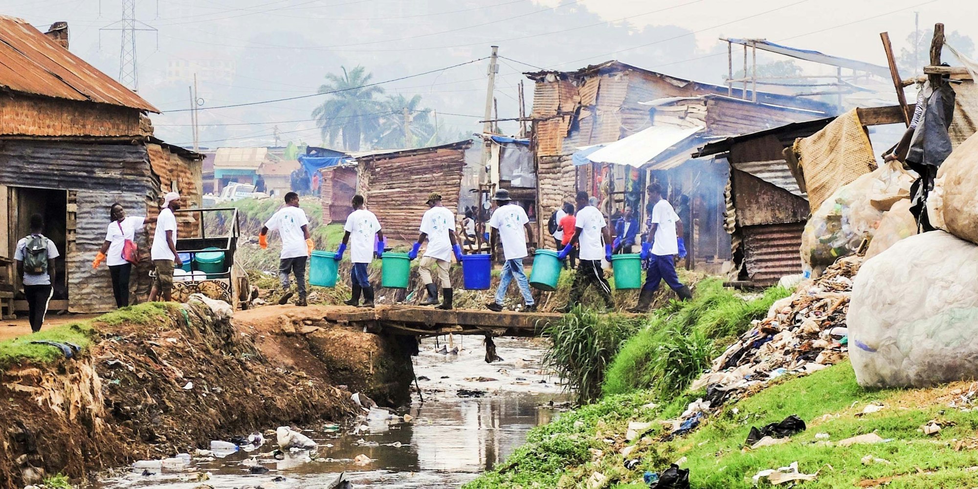 Die Filmszene zeigt Menschen, die Eimer tragen.