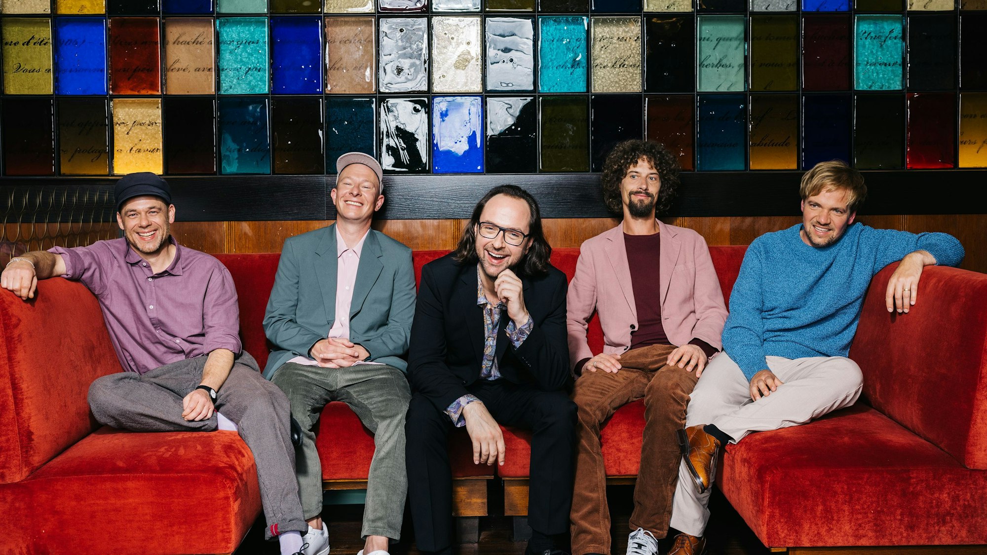 „Echt – unsere Jugend“, eine dokumentarische Coming-of-Age-Trilogie - Drei Folgen à 60 Minuten, erzählt von Kim Frank / ab 23. November 2023 in der ARD Mediathek / Koproduktion im Auftrag von SWR, ARD Kultur, MDR, NDR, rbb, BR und Radio Bremen in Zusammenarbeit mit „Echt“
Bandmitglieder.