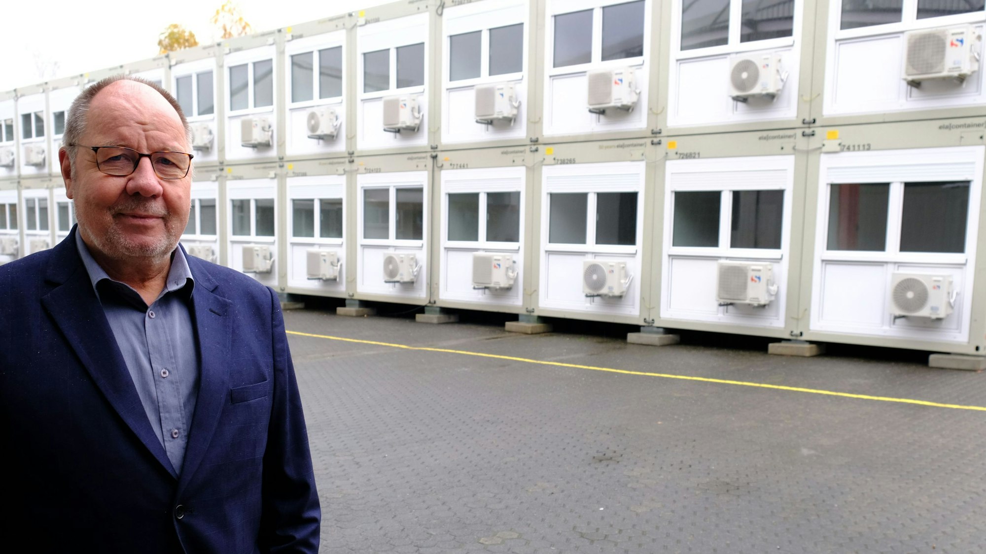 Mechatronics-Geschäftsleiter Jürgen Carl steht vor den Container-Unterkünften für rund 125 chinesische Kollegen, die in der Peterheide entstehen.