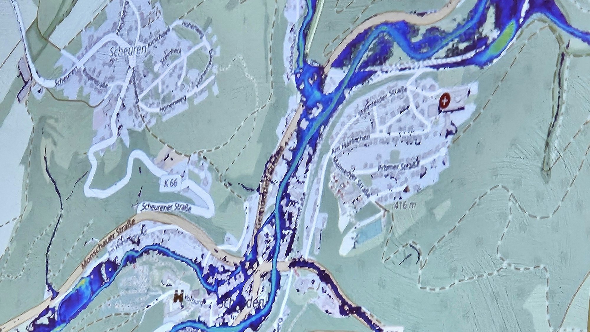 Das Foto zeigt eine digitale Karte von Schleiden mit blauen Überflutungsflächen.