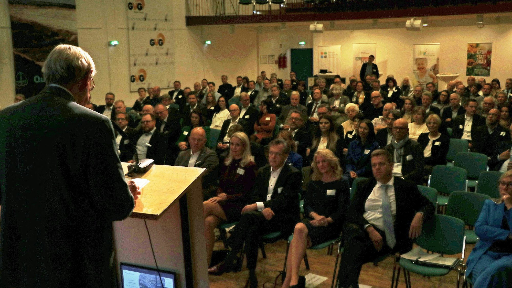 Auf dem Bild ist ein Mann zu sehen, der eine Rede hält.