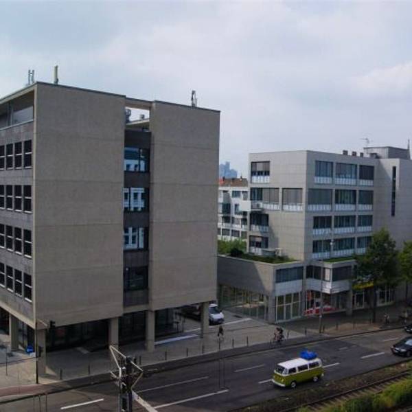 Das Bild zeigt die Nordfassade der VHS am Neumarkt.