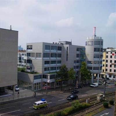 Das Bild zeigt die Nordfassade der VHS am Neumarkt.