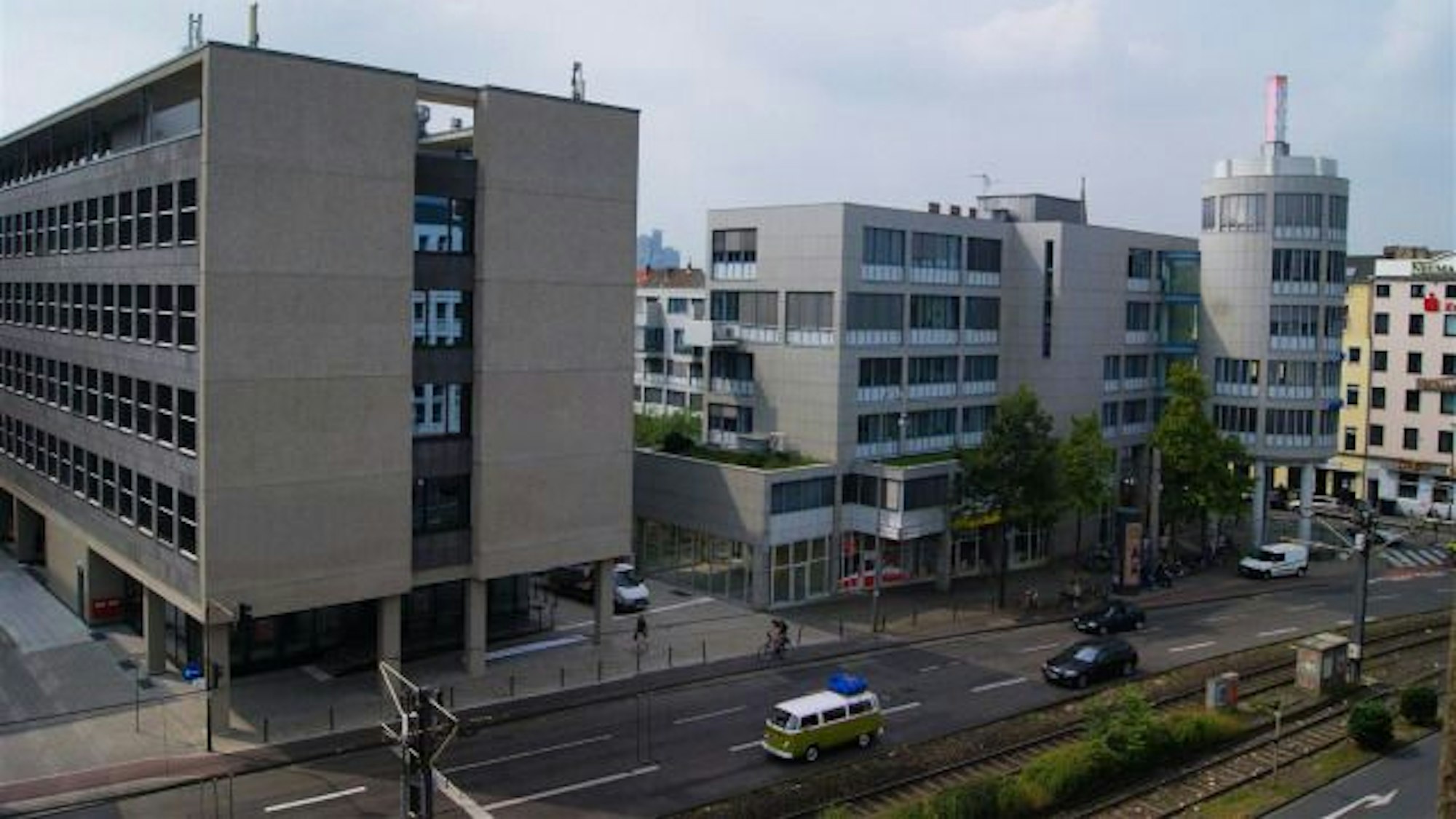 Das Bild zeigt die Nordfassade der VHS am Neumarkt.