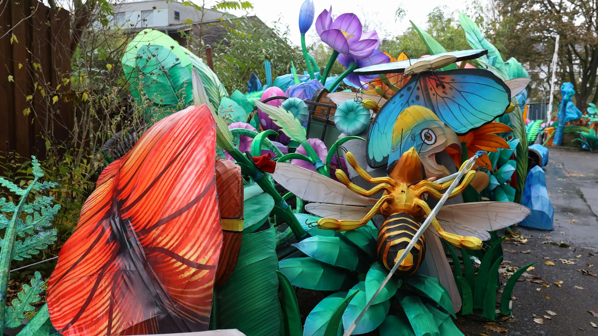 Ein Haufen voller Exponate des China-Lights-Festivals im Kölner Zoo. Darunter Insektenflügel, eine Wespe, Schmetterlingsflügel und Blumen.