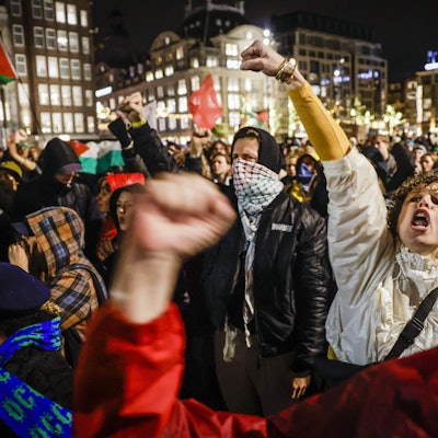 Demonstranten protestieren am Donnerstagabend in der Amsterdamer Innenstadt gegen den rechtspopulistischen Wahlsieger Geert Wilders. AFP