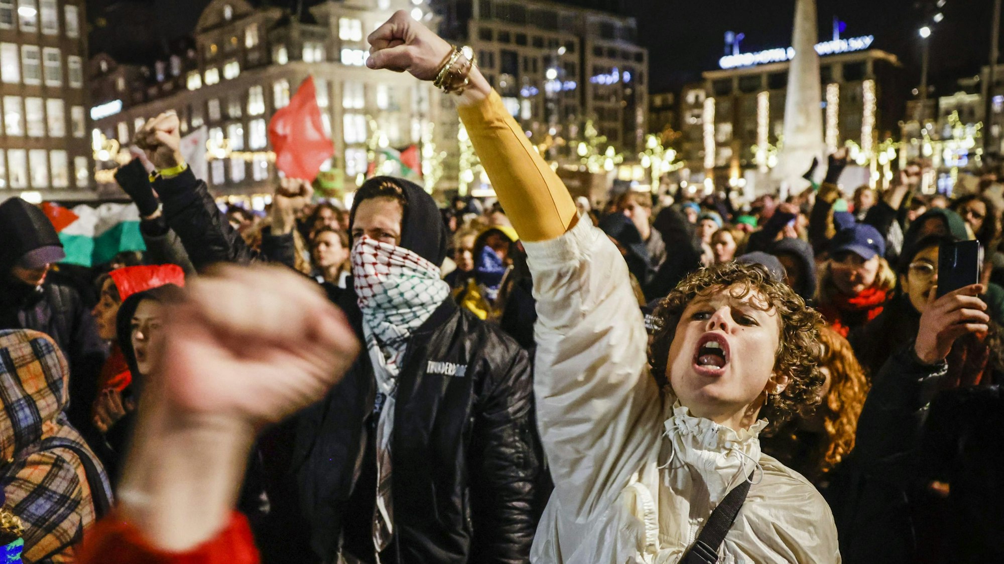 Demonstranten protestieren am Donnerstagabend in der Amsterdamer Innenstadt gegen den rechtspopulistischen Wahlsieger Geert Wilders. AFP