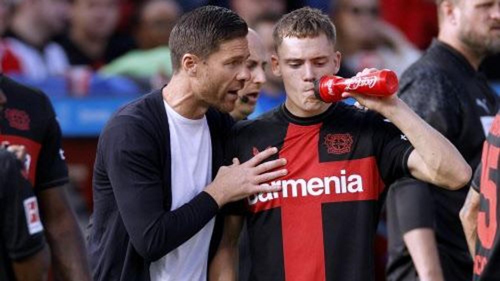 Florian Wirtz im Gespräch mit Xabi Alonso (r.).