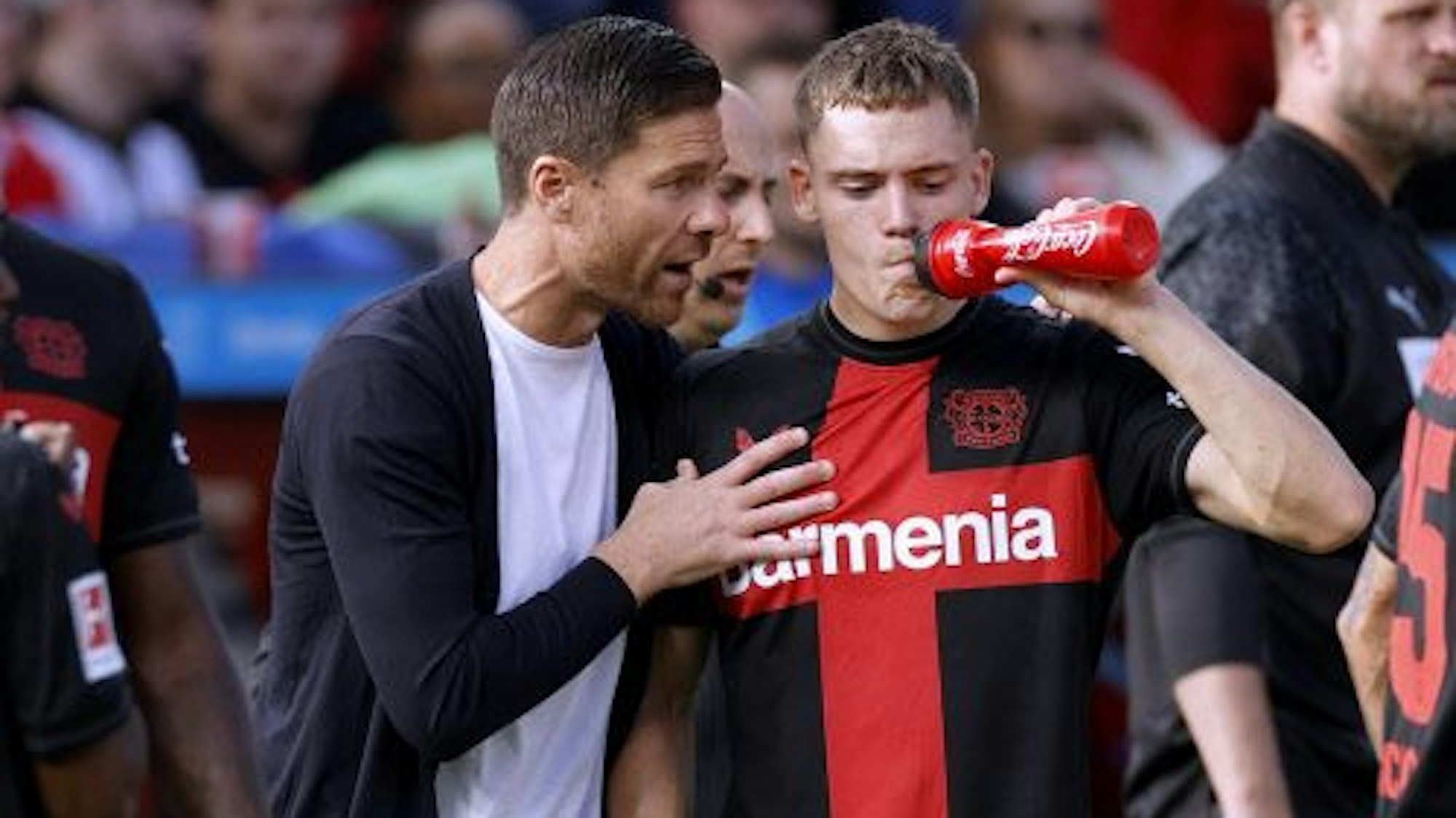 Florian Wirtz im Gespräch mit Xabi Alonso (r.).