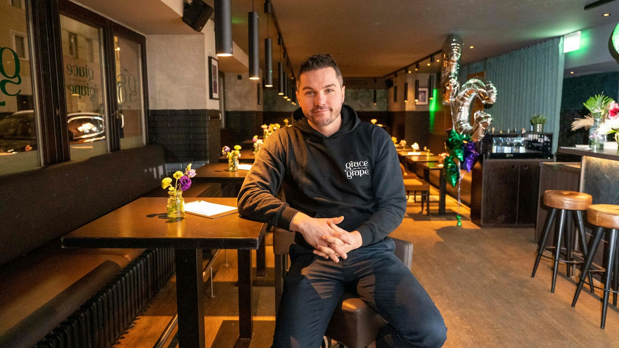 Stephan Hinz sitzt in seiner neuen Bar Grace & Grape im Kwartier Latäng.