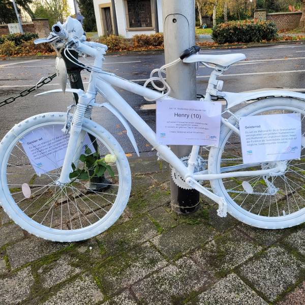 Ein weiß lackiertes Geisterfahrrad am Paul-Decker-Platz erinnert an den tödlichen Unfall.