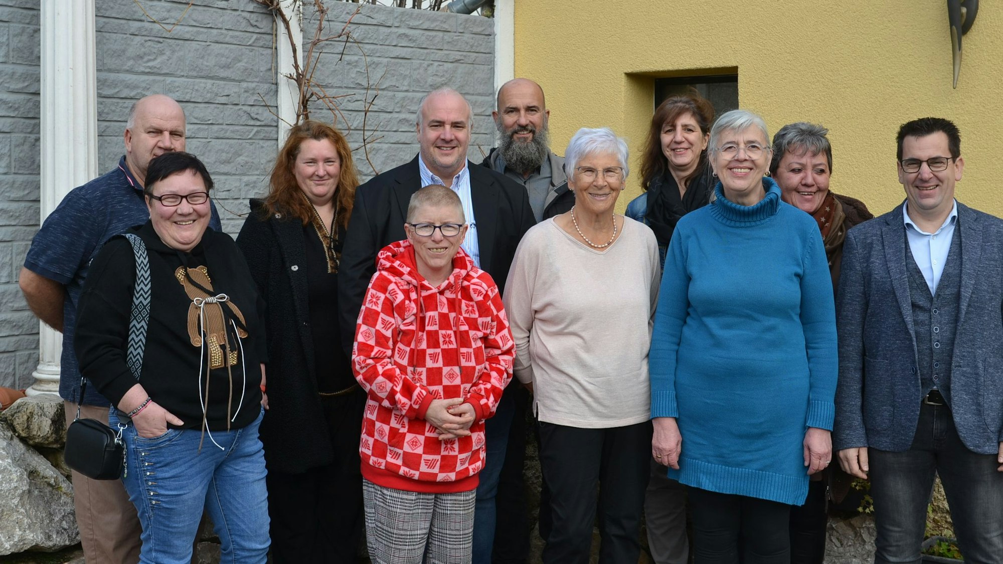 Das Bild zeigt die verdienten Zeitungsausträger auf vor dem Restaurant in Roggendorf.