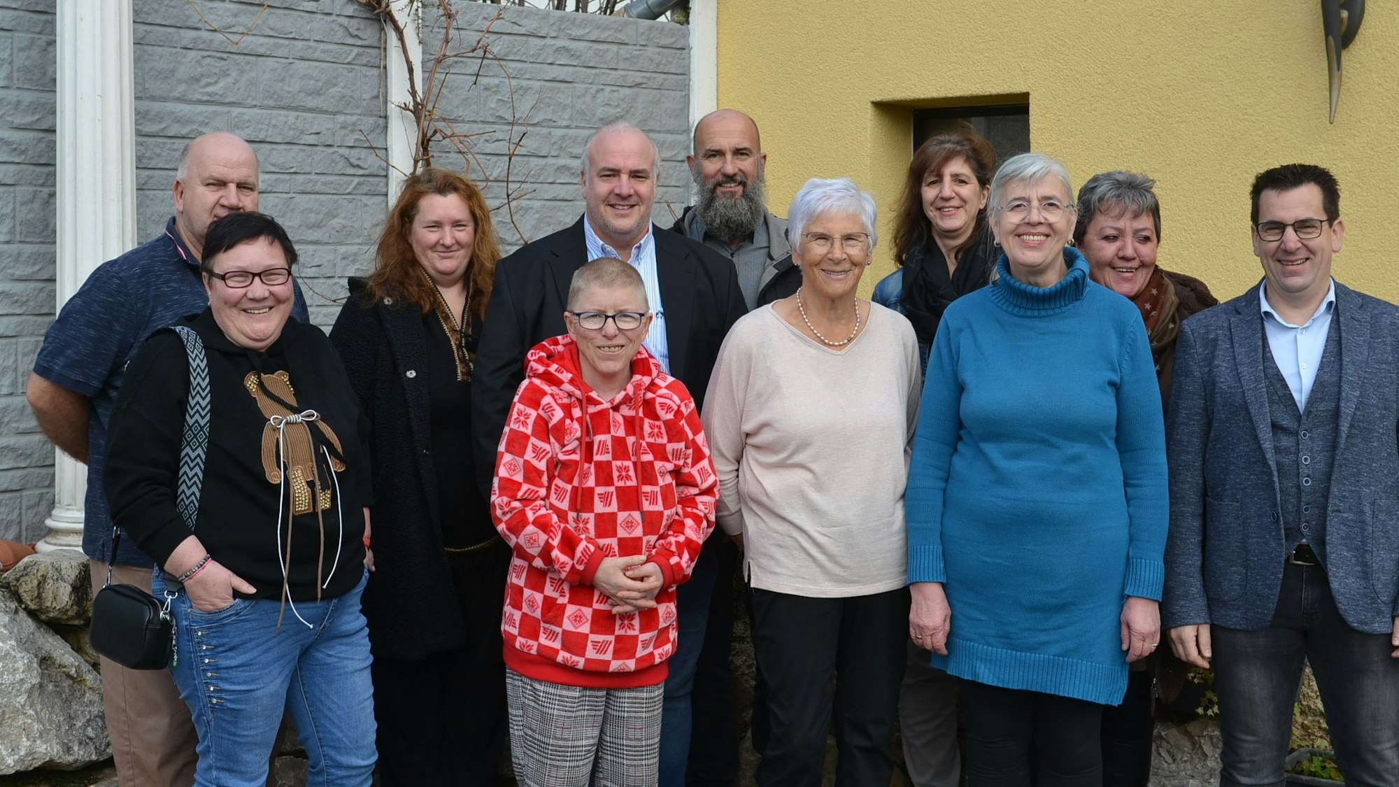 Das Bild zeigt die verdienten Zeitungsausträger auf vor dem Restaurant in Roggendorf.