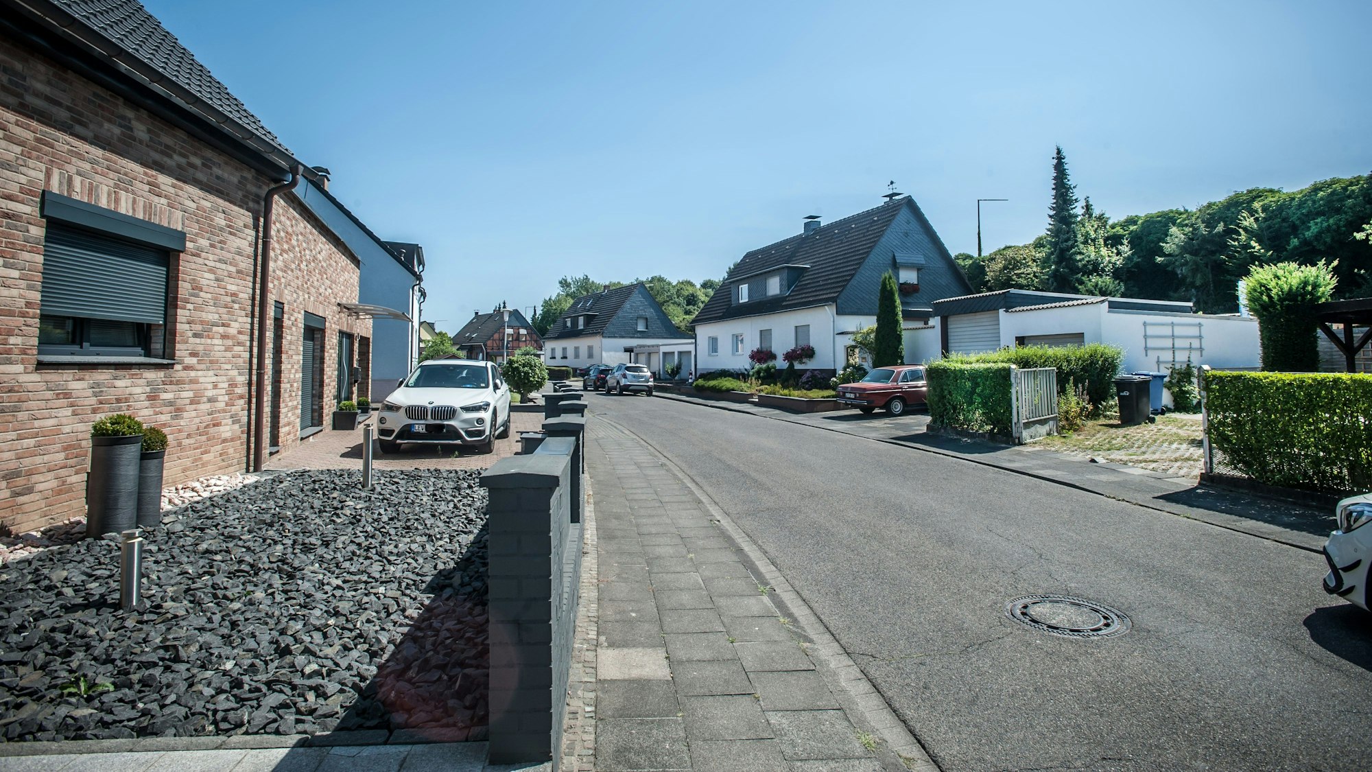 Eine Wohnsiedlung in Küppersteg muss durchquert werden, um bei der Haltestelle „Im Eisholz“ zu landen.