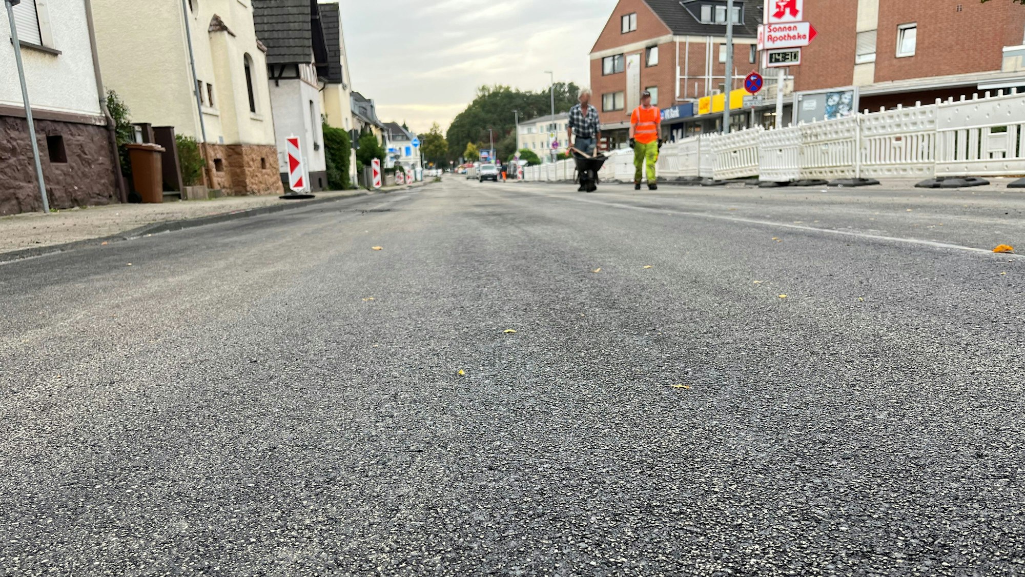 Das Foto zeigt die Dellbrücker Straße in Bergisch Gladbach