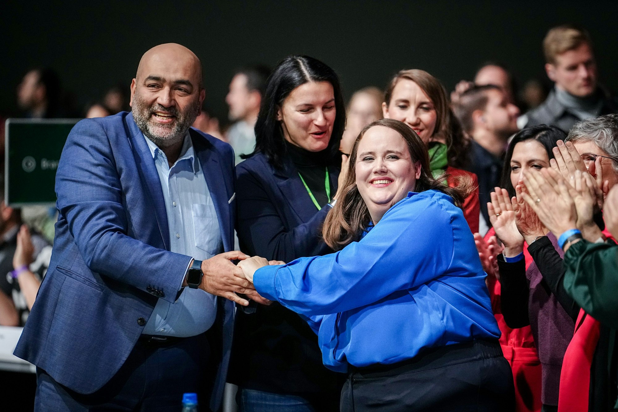 24.11.2023, Baden-Württemberg, Karlsruhe: Ricarda Lang (r), Bundesvorsitzende von Bündnis 90/Die Grünen, nimmt die Gratulation von Omid Nouripour (l), Bundesvorsitzender von Bündnis 90/Die Grünen, nach ihrer Wiederwahl zur Vorsitzenden beim Bundesparteitag entgegen.