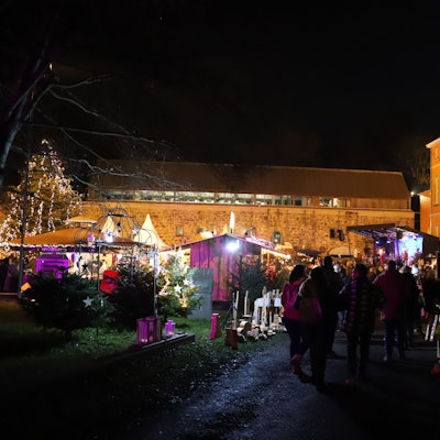 Rund um die Burg Wissem findet am dritten Adventswochenende der Weihnachtsmarkt statt.