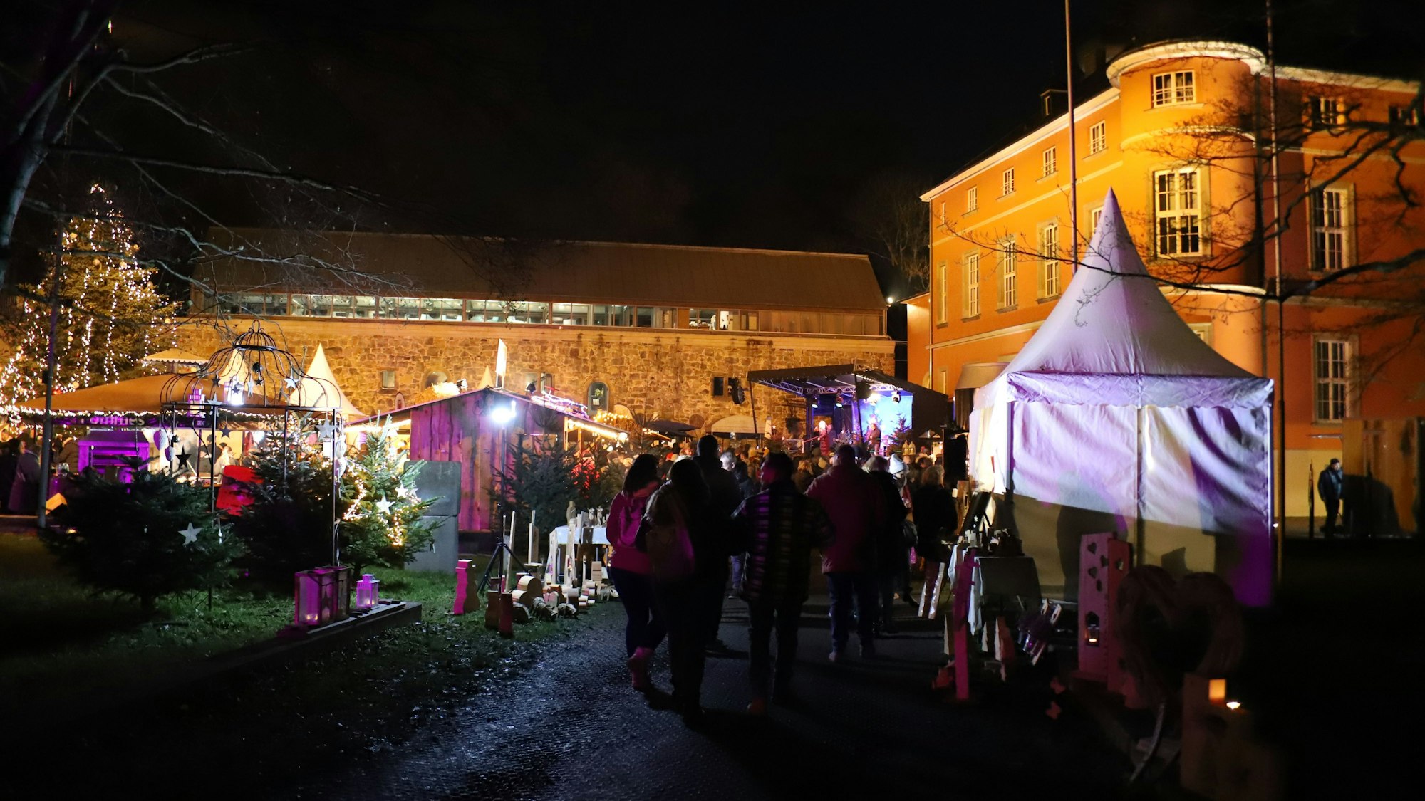 Weihnachtsmarkt im Burg-Innenhof.