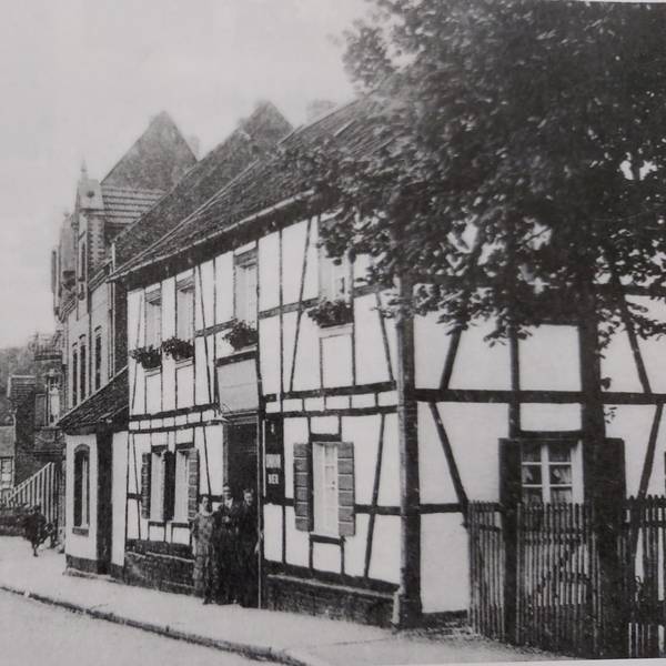 Die alte Gaststätte Om Schlöm in Bergisch Gladbach um 1920.