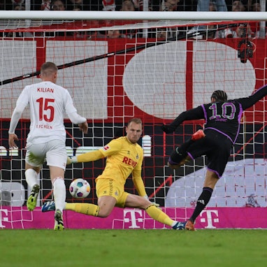 Leroy Sané scheitert an FC-Keeper Marvin Schwäbe.