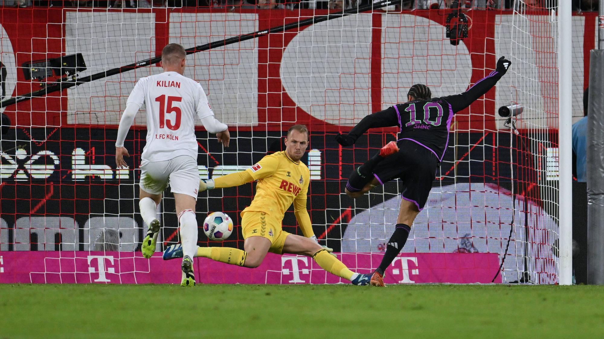 Leroy Sané scheitert an FC-Keeper Marvin Schwäbe.