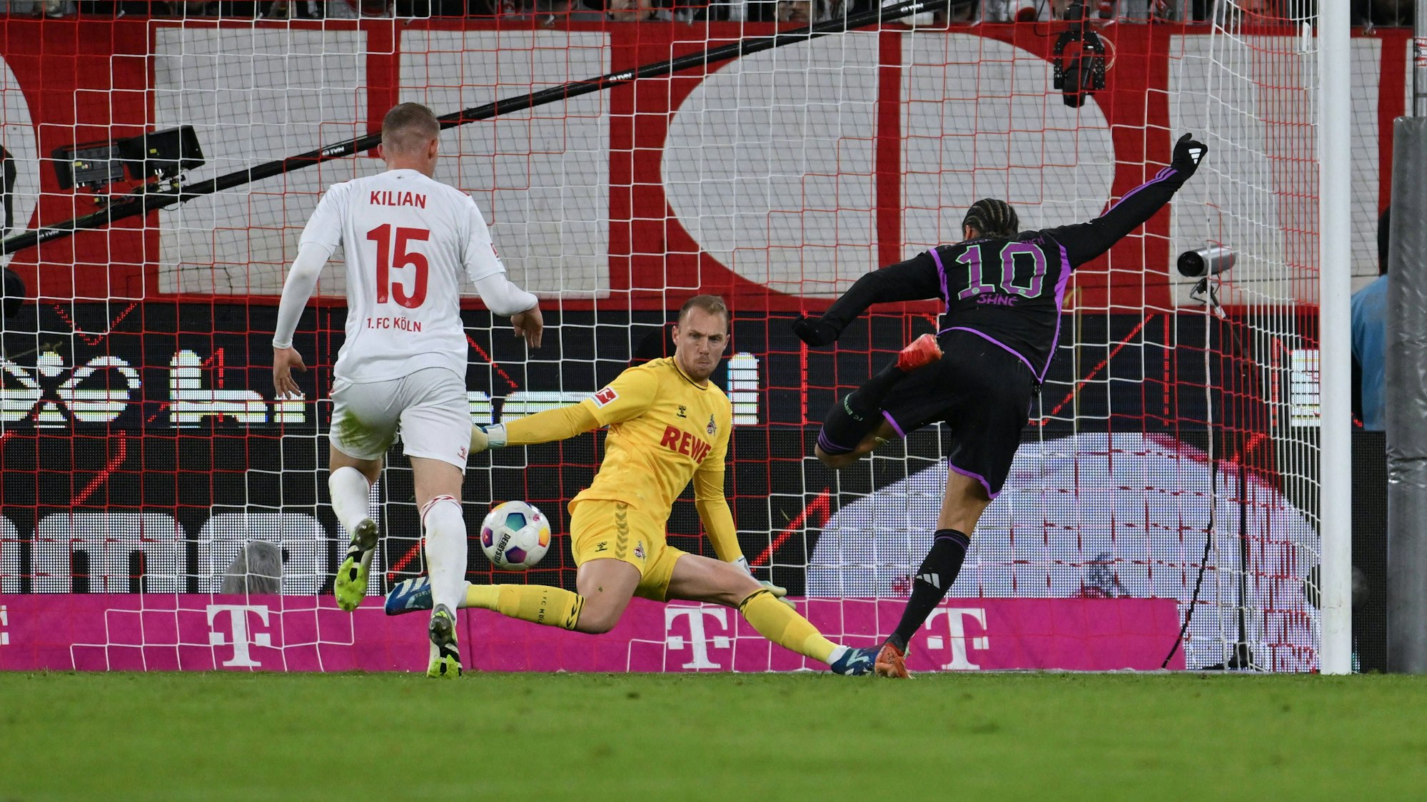 Leroy Sané scheitert an FC-Keeper Marvin Schwäbe.