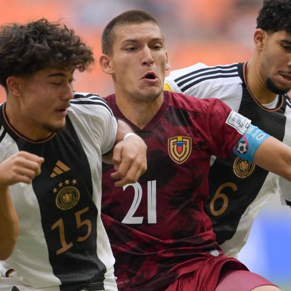 Kölns Justin von der Hitz (l.) und Fayssal Harchaoui (r.) kämpfen um den Ball.