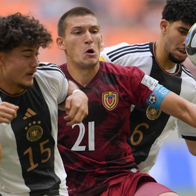 Kölns Justin von der Hitz (l.) und Fayssal Harchaoui (r.) kämpfen um den Ball.