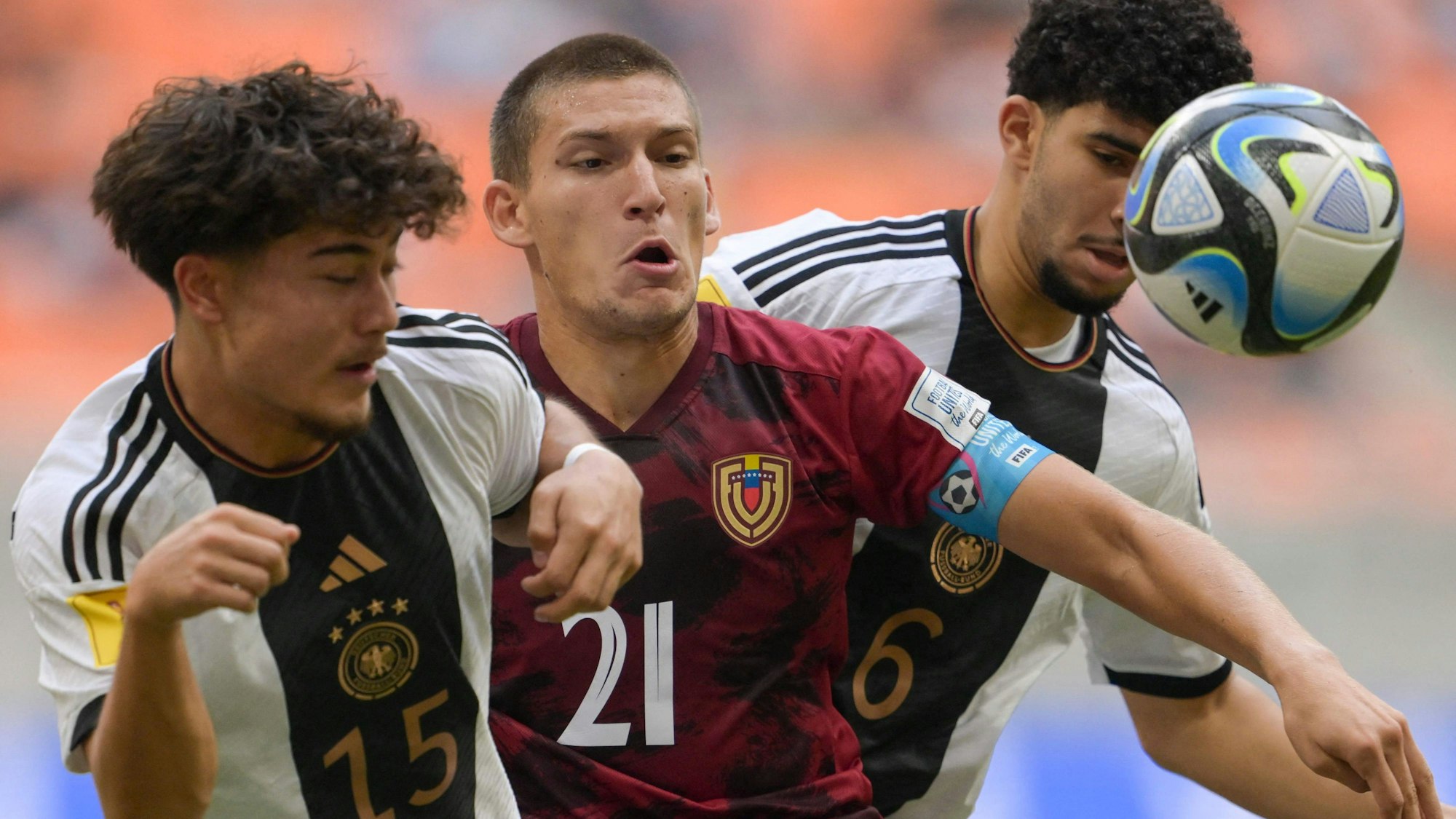 Kölns Justin von der Hitz (l.) und Fayssal Harchaoui (r.) kämpfen um den Ball.