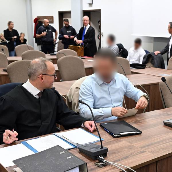 Die beschuldigten Polizisten mit ihren Verteidigern beim Prozessauftakt im Landgericht Köln.